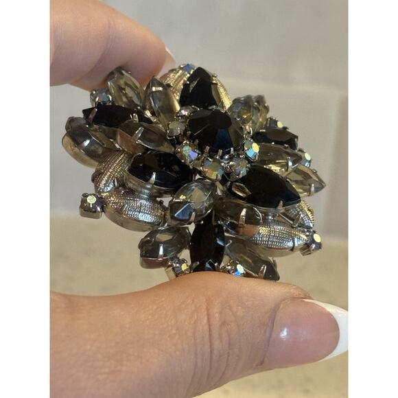 Vintage Brooch Black & Aurora Borealis Rhinestones Flower Design Unsigned 1950s - Picture 2 of 10